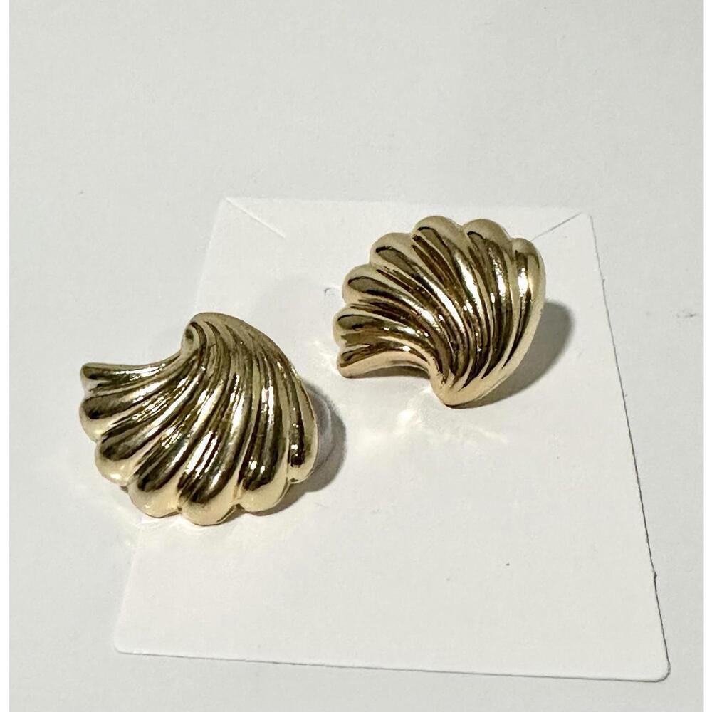 NWT Fashion Jewelry Womens Earrings Scalloped Shell Design Gold Toned Post Stud - Picture 2 of 5